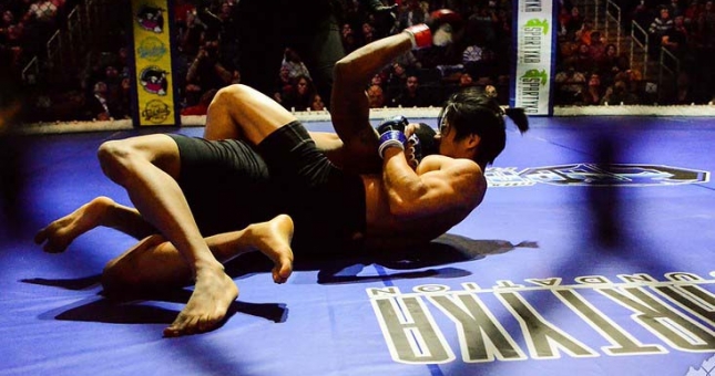 VIDEO: Suýt dính đòn, võ sĩ gốc Việt lật ngược tình thế buộc đối thủ đầu hàng