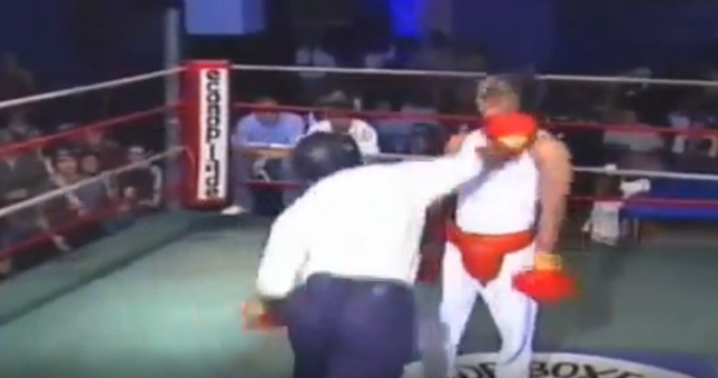 Cao thủ đóng giả cổ động viên đấm bất tỉnh võ sĩ khinh người