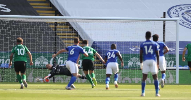 Leicester tự bắn vào chân trong cuộc đua với Chelsea