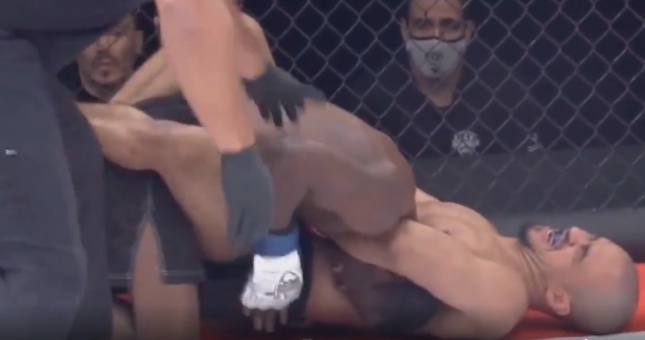 Cố tình ra đòn hiểm dù đối thủ xin hàng và cái kết hỗn loạn