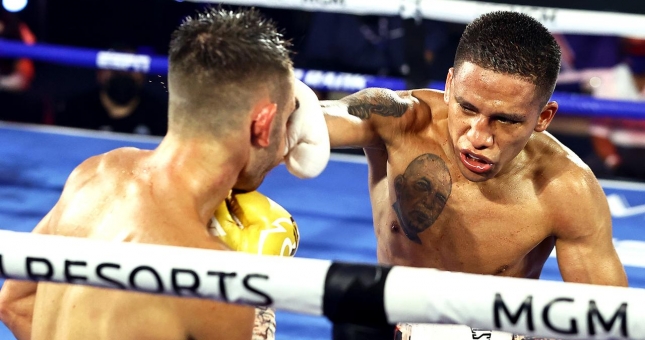 'Độc cô cầu bại' boxing bị đấm thủng màng nhỉ, nhập viện khẩn cấp