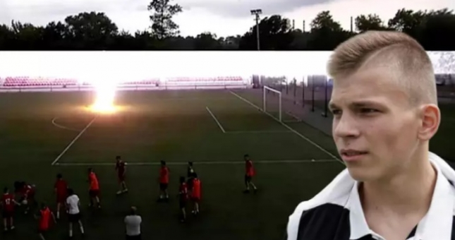 VIDEO: Thủ môn 'bay màu' vì bị 'trời đánh' ngay trên sân