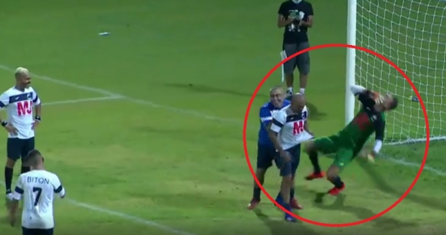 VIDEO: Màn ăn vạ lố lăng của thủ môn và cái kết đáng đời