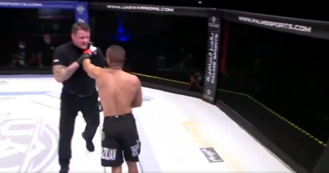 VIDEO: Võ sĩ 'nổi điên' tấn công trọng tài và cái kết xứng đáng