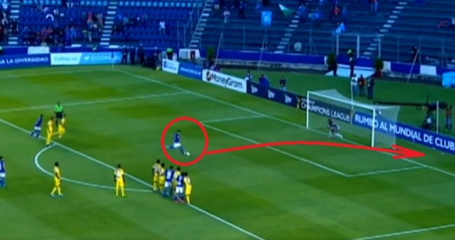 VIDEO: Cầu thủ 'tắm hai lần trên một dòng sông' ở chấm penalty