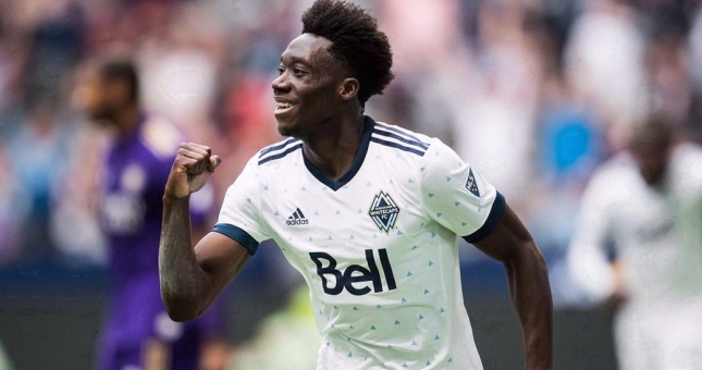 VIDEO: 'Máy chạy' Bayern Munich lập siêu phẩm solo từ sân nhà