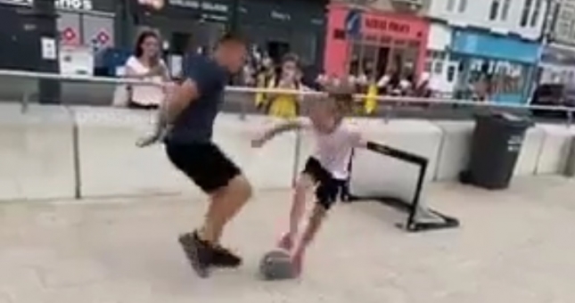 VIDEO: Bé gái 10 tuổi xâu kim thanh niên siêu đỉnh để ghi bàn