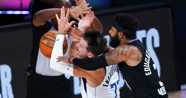 Cận cảnh pha bóng thô bạo của Marcus Morris với Luka Doncic