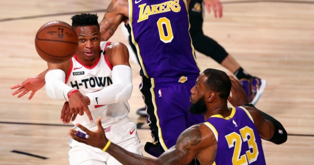 LeBron James bất lực nhìn Lakers thua trận bán kết đầu tiên