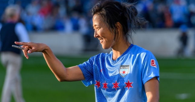 Nữ tuyển thủ quốc gia Nhật Bản thi đấu cho đội bóng nam