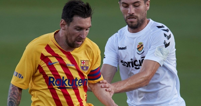 Messi mất bình tĩnh trước cầu thủ hạng Hai