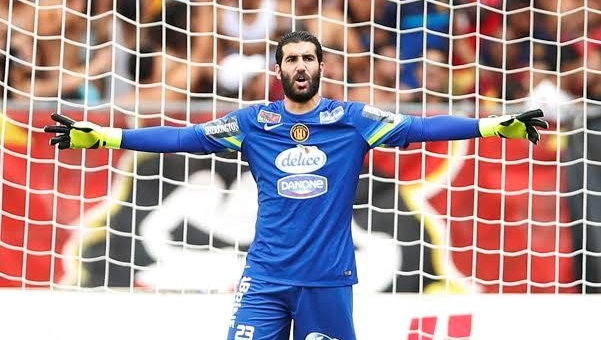 Thủ môn bị đánh hội đồng vì cản phá quá hay