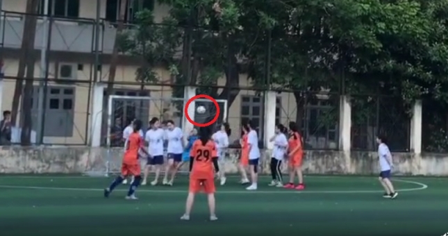 VIDEO: Nữ sinh viên Hà Nội gây sốt với siêu phẩm đá phạt