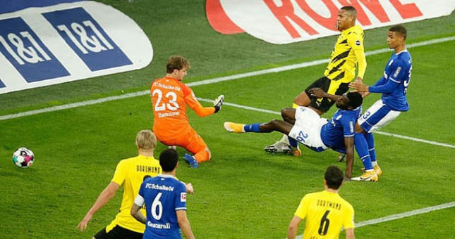 Đánh bại Schalke, Dortmund tiếp tục bám đuổi Bayern Munich