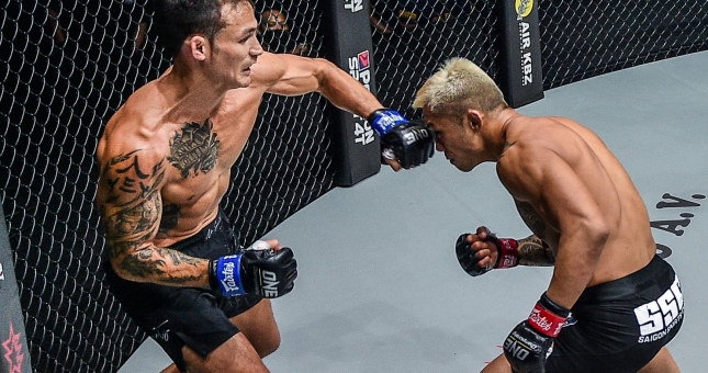 VIDEO: Thành Lê 'đấm đến gãy tay' để hạ knock-out Martin Nguyễn