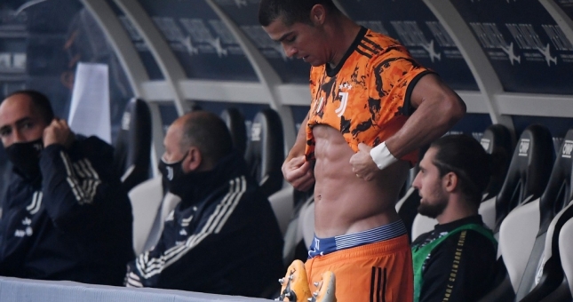 Ronaldo ghi bàn nhiều gấp đôi Messi trong năm 2020