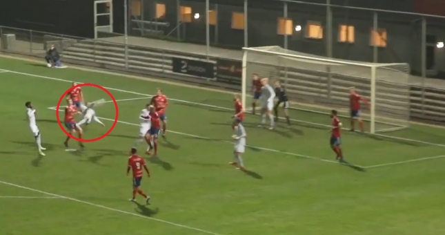 VIDEO: Tuyệt phẩm 'vô lê kép' vượt xa giới hạn tưởng tượng