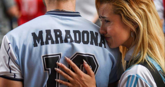 Người Argentina đổ lệ trong đám tang Diego Maradona