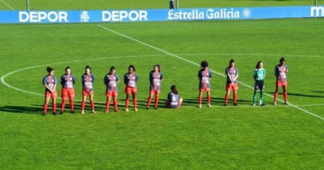 Nữ cầu thủ hành động khó hiểu khi tưởng niệm Maradona