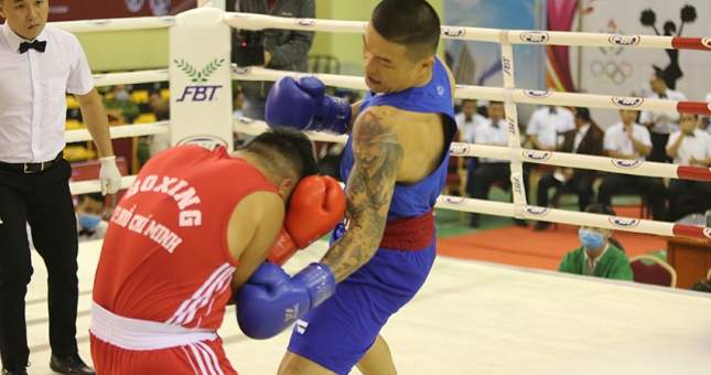 VIDEO: Trương Đình Hoàng tung mưa đòn khiến đối thủ rời sàn bằng cáng