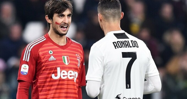 Ronaldo bị đồng đội cũ coi thường vì 'không biết sút phạt'