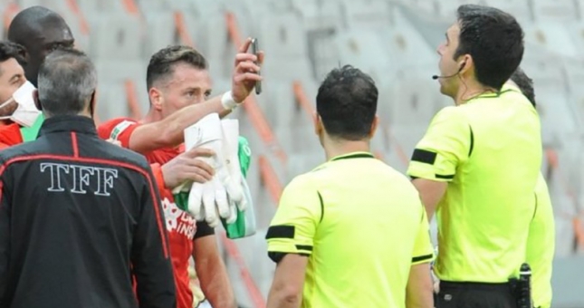 Cầu thủ nhận thẻ đỏ vì 'bóc phốt' trọng tài ngay trên sân