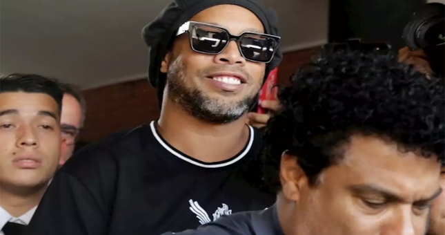 Ronaldinho đổi đời sau khi ra tù