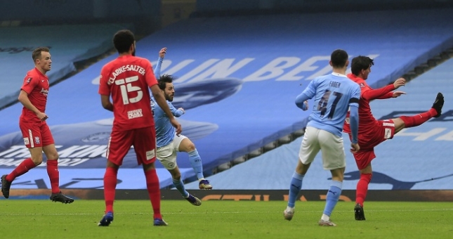 Man City nhọc nhằn đánh bại đội hạng tư