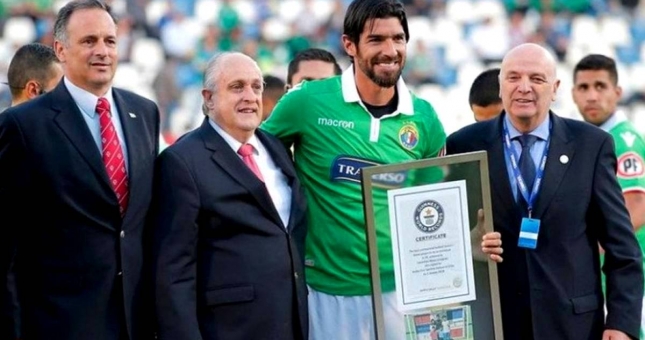 Cầu thủ 44 tuổi phá sâu kỷ lục của bóng đá thế giới