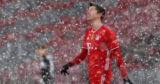 Bayern bị đội tí hon cầm hòa giữa tuyết trắng