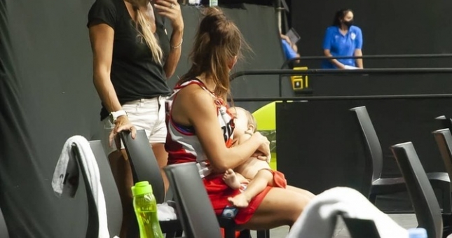 Nữ cầu thủ cho con bú ngay giữa trận đấu