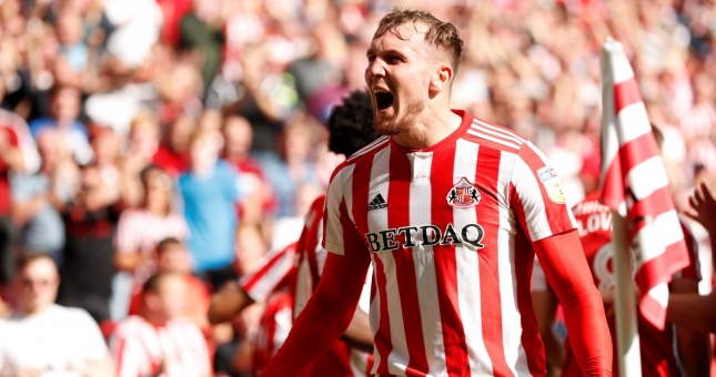 Cầu thủ hạng nhì Anh ghi bàn nhiều hơn Messi và Haaland