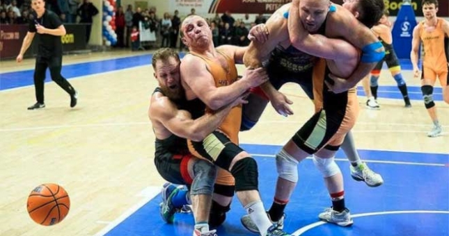 Kỳ lạ môn thể thao kết hợp đấu vật và bóng rổ ở Nga