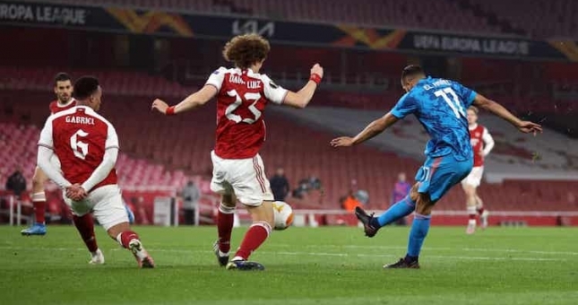 Arsenal vào Tứ kết Europa League dù thua trên sân nhà