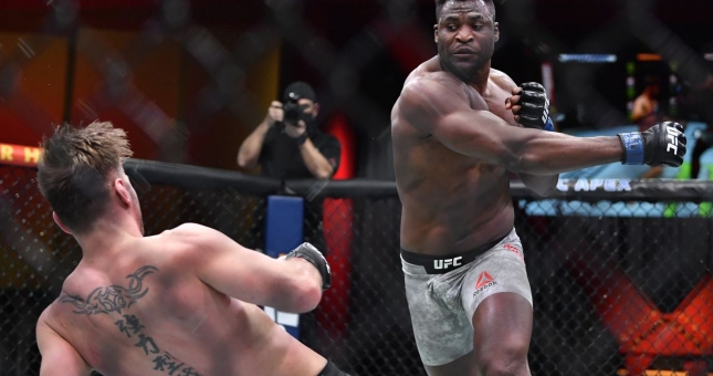 VIDEO: 'Thú săn mồi' ra đòn như đạn bắn, đoạt đai vô địch hạng nặng UFC