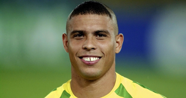 Ronaldo xin lỗi vì kiểu tóc thảm họa ở World Cup 2002