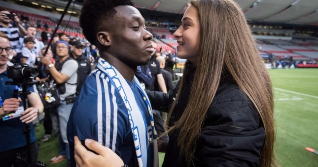 Cầu thủ Bayern và bạn gái bất ngờ xuất hiện trong FIFA 21