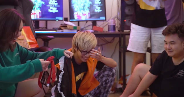 Linh Ngọc Đàm tổ chức Noel: Đồng 5 nhận được 'đồ nhạy cảm'