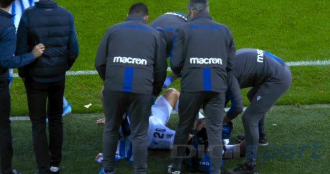 Hi hữu: 2 cầu thủ gặp chấn thương vì 'hôn' nhau trên sân