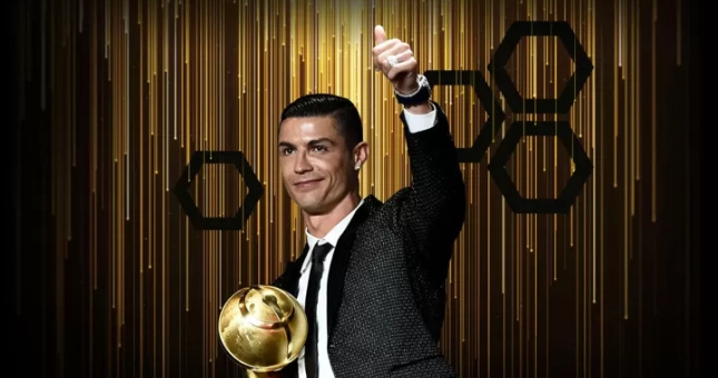 Thắng Messi, Ronaldo lần thứ 6 là cầu thủ hay nhất thế giới