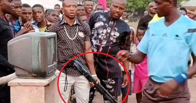 CĐV cầm súng giám sát trọng tài dùng VAR