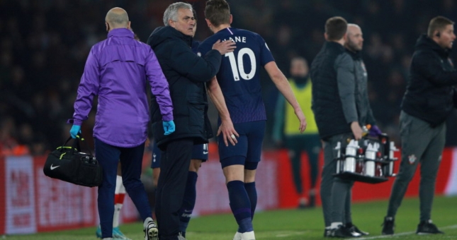 Mourinho 'méo mặt' vì Kane phải lên bàn mổ