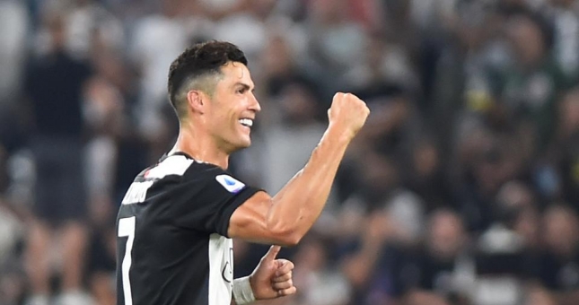 Chốt đội hình của năm, UEFA sửa đổi lạ lẫm vì Ronaldo