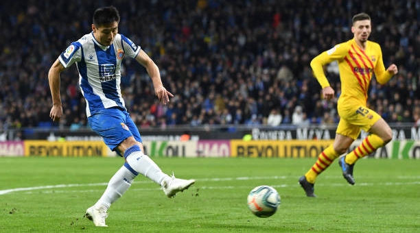 Cầu thủ sút tung lưới Barca giành danh hiệu QBV Trung Quốc 