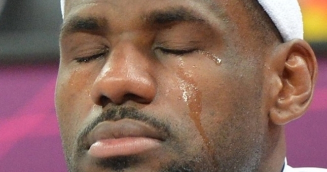 Lebron James bật khóc tại sân bay trước sự ra đi của Kobe Bryant