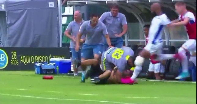 VIDEO: CĐV Brazil bị cầu thủ đánh hội đồng dã man