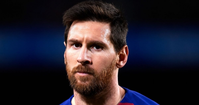 Messi xô xát, dằn mặt 'kẻ thách thức' trên sân tập