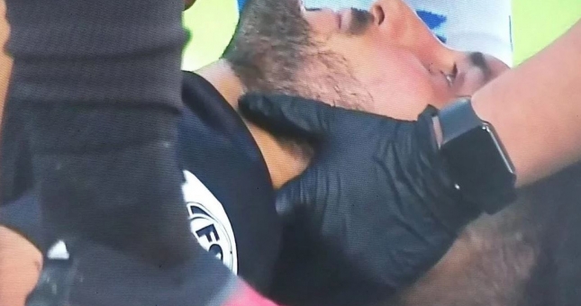 VIDEO: Cầu thủ bị CĐV quá khích bắn gục ở giữa sân