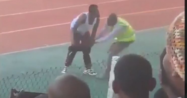 VIDEO: HLV tụt quần trêu ngươi CĐV và cái kết đắng