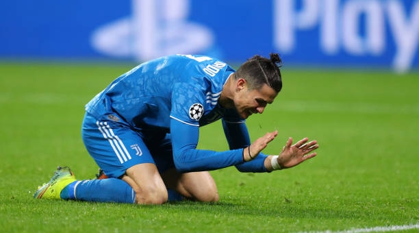 Ronaldo đòi penalty bất thành trong ngày Juve thảm bại